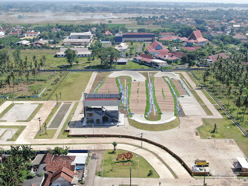 TUNTAS 100 PERSEN: Sirkuit BMX Muncar bakal menjadi sirkuit terpanjang di dunia. Dengan panjang 465 meter, sirkuit ini dilengkapi dengan dua start gate dengan ketinggian 5 dan 8 meter.