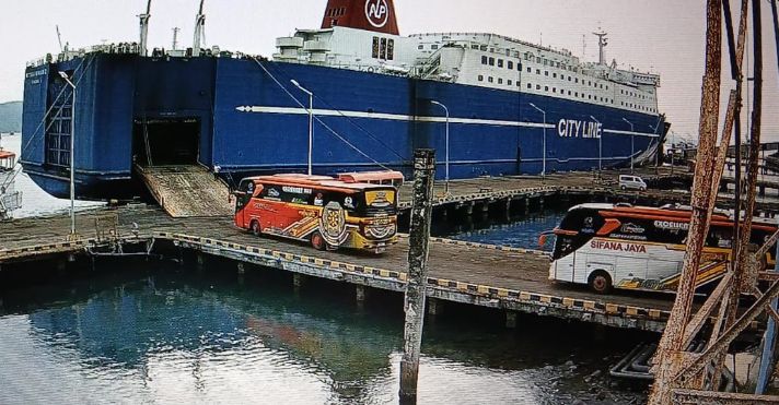 ANGKUTAN TERAKHIR: KM Mutiara Barat membawa puluhan truk besar dari Pelabuhan Tanjungwangi ke Gili Mas, Lombok Senin (24/3) pagi.