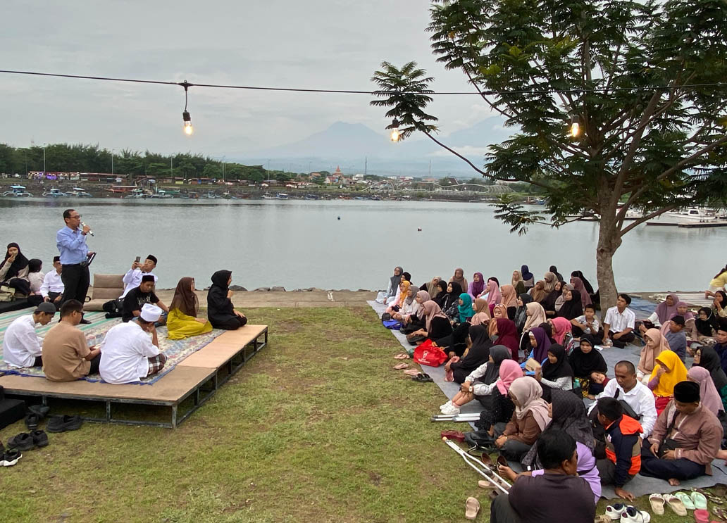 LESEHAN: Ratusan penyandang disabilitas mengaji Al-Qur&rsquo;an braile di lokasi Ngerandu Buko, Pantai Marina Boom.