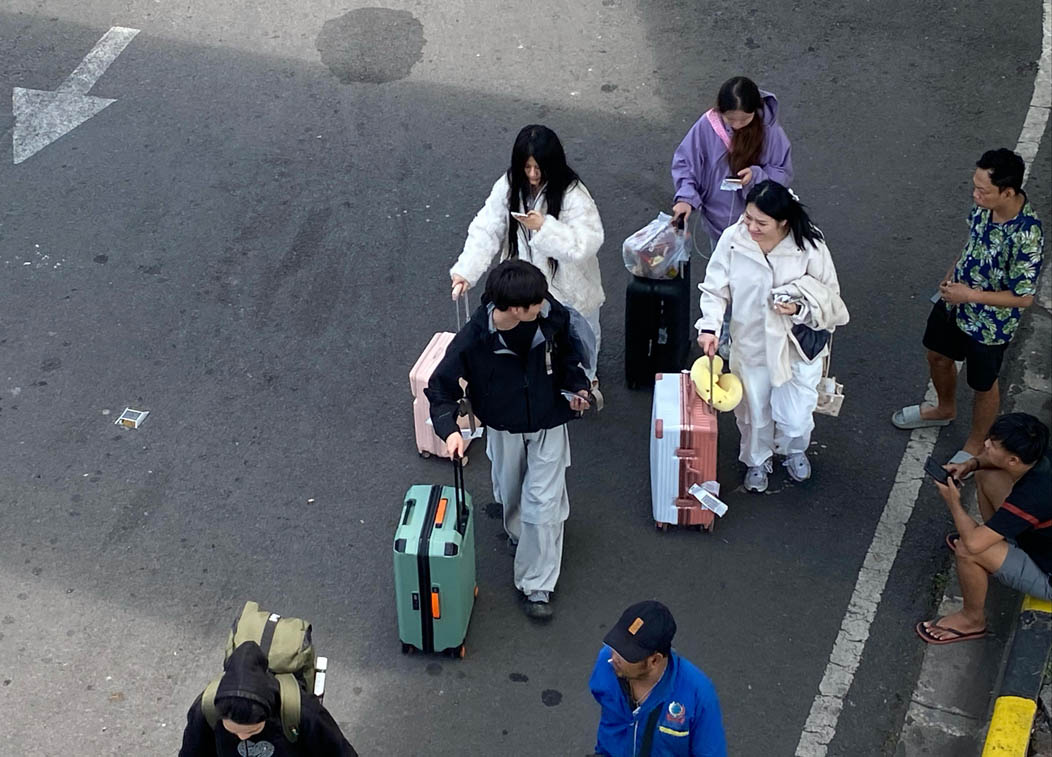 TETAP BERLIBUR: Sejumlah wisatawan Tiongkok berlibur ke Bali di tengah musim mudik Lebaran, Senin (24/3).