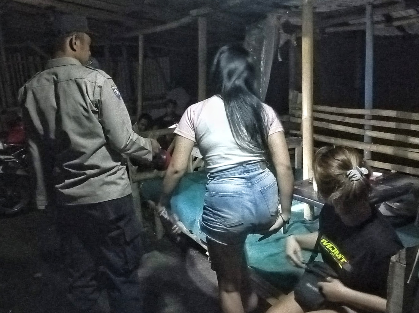 TONGKRONGAN: Polisi memeriksa remaja putri yang tongkrongan hingga tengah malam di jalan raya Wiroguno, Dusun Balokan, Desa Dasri, Kecamatan Tegalsari pada Minggu (23/3) dini hari.