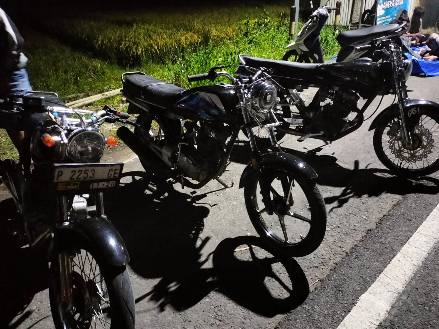RUTINAN: Sejumlah motor protolan diamankan dari jalan raya Wiroguno, Dusun Balokan, Desa Dasri, Kecamatan Tegalsari pada Minggu (23/3) dini hari.