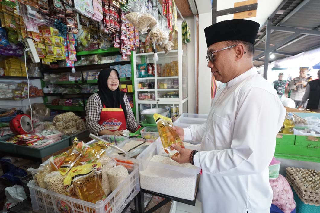 BLUSUKAN: Wabup Mujiono turun langsung ke Pasar Rogojampi guna meninjau harga dan ketersediaan bahan pokok, Selasa (25/3).