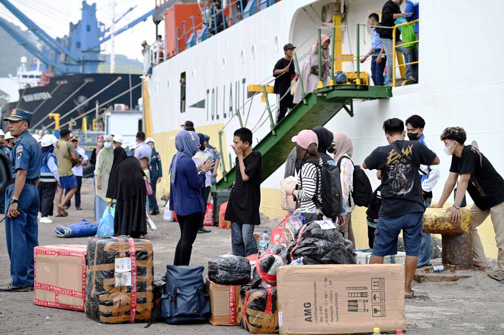 TAK SERAMAI TAHUN LALU: Sejumlah penumpang kapal perintis Sabuk Nusantara 91 tujuan Pulau Sapeken bersiap naik kapal di Pelabuhan Tanjung Wangi, Selasa (25/3).