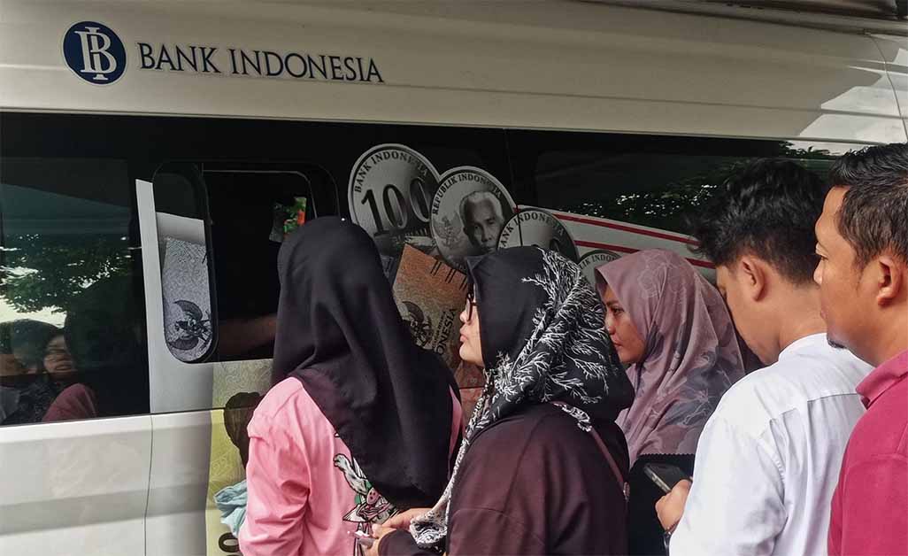 Warga yang hendak menukar uang baru harus lebih dulu mendaftar lewat web PINTAR BI. (Suryanto/Radar Surabaya)