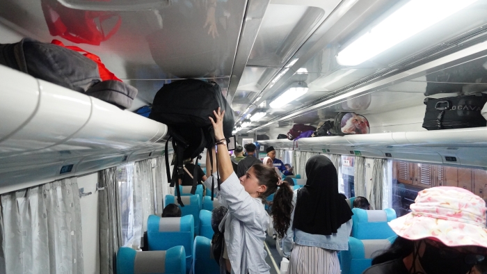 Arus mudik Lebaran 2025 di Stasiun Pasar Senen semakin membludak.