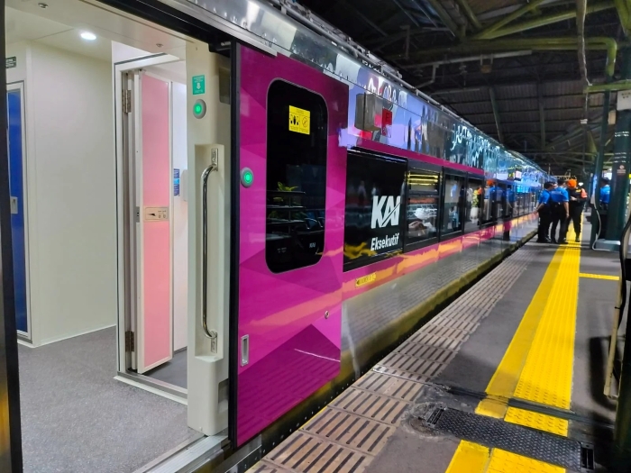 Arus mudik di Stasiun Cirebon semakin ramai menjelang Lebaran 2025.