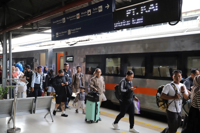 Memasuki puncak arus mudik Lebaran 2025, Stasiun Pasar Senen dipadati ribuan pemudik.