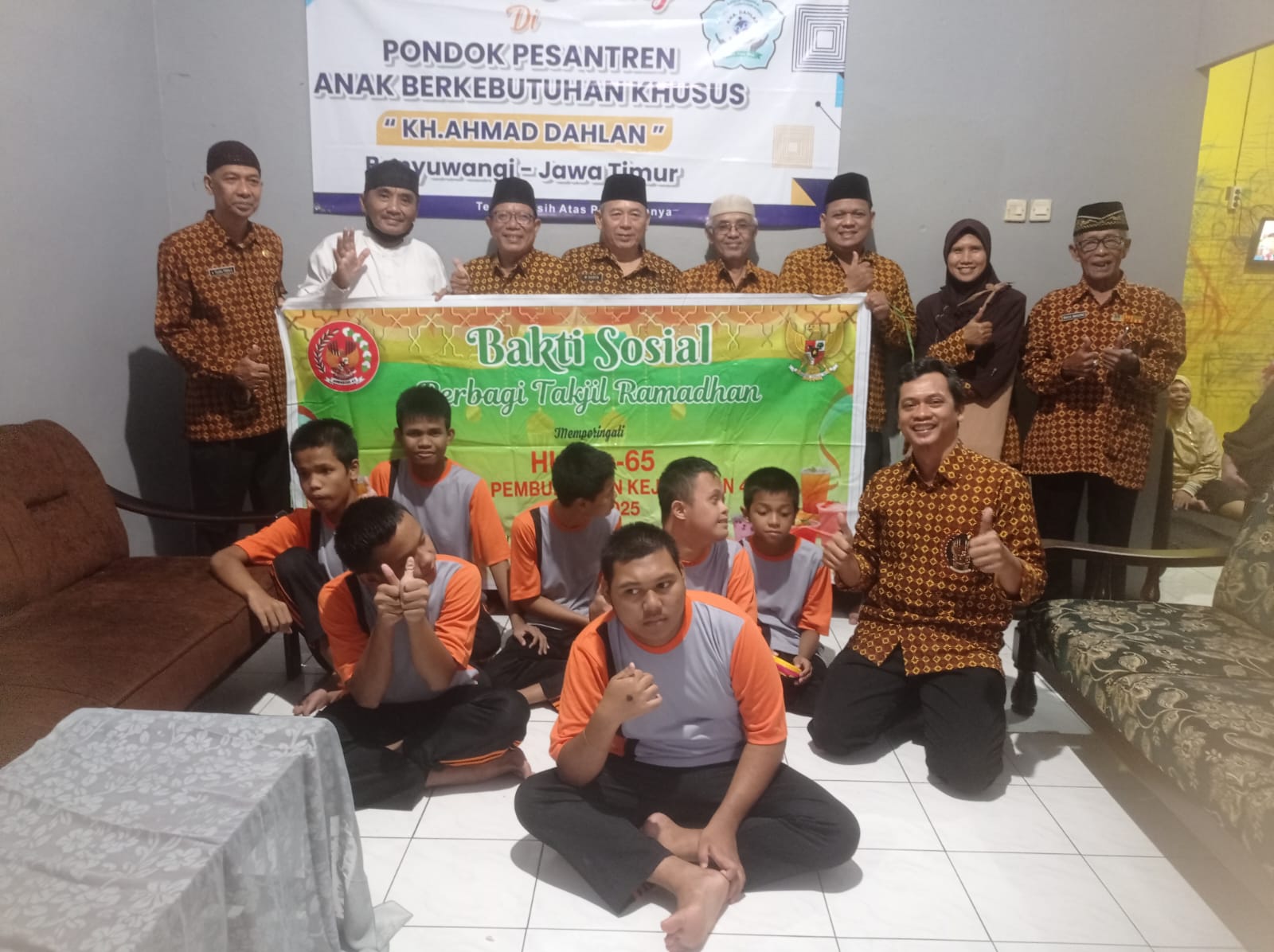 FOTO BARENG: Pengurus DHC BPK 45 Kabupaten Banyuwangi bersama pengurus dan santri Pondok Pesantren ABK Banyuwangi pada Rabu sore (19/3).