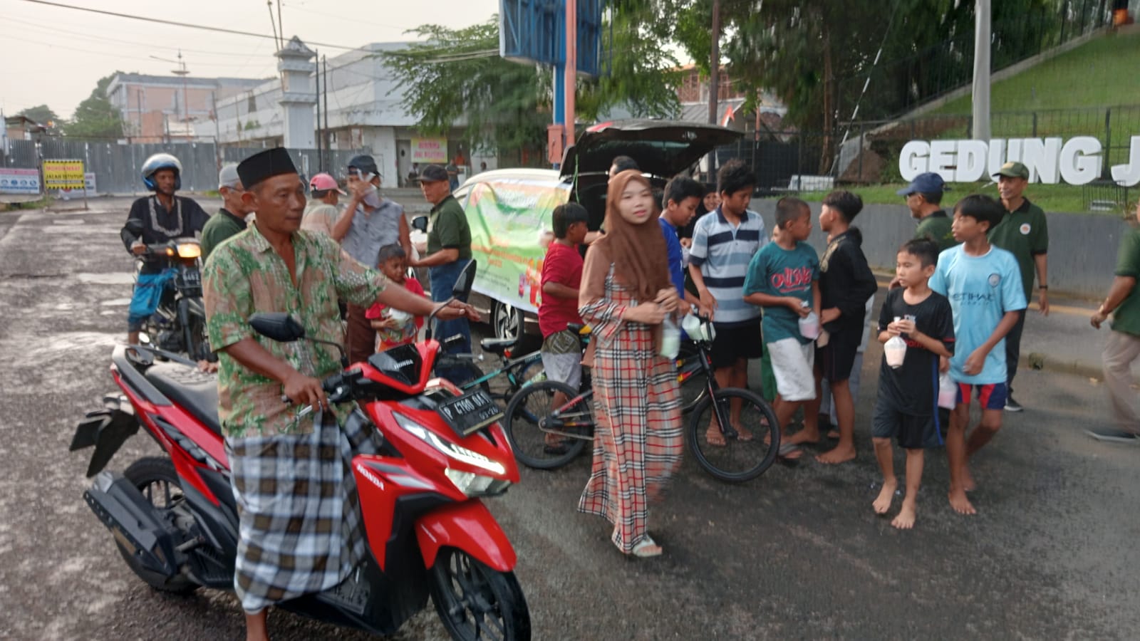 BAKSOS: Pengurus DHC BPK 45 Kabupaten Banyuwangi bagi-bagi takjil es kopyor kepada pengendara dan warga yang melintas di depan Gedung Juang 45 Jalan Veteran No 1 Banyuwangi.