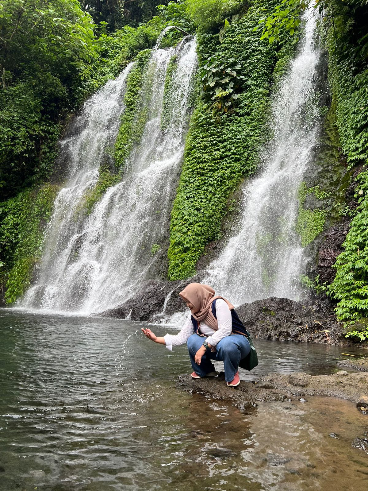 WISATA MURAH: Wisatawan menikmati kesejukan air terjun Jagir di Desa Kampung Anyar, Kecamatan Glagah, Kabupaten Banyuwangi.