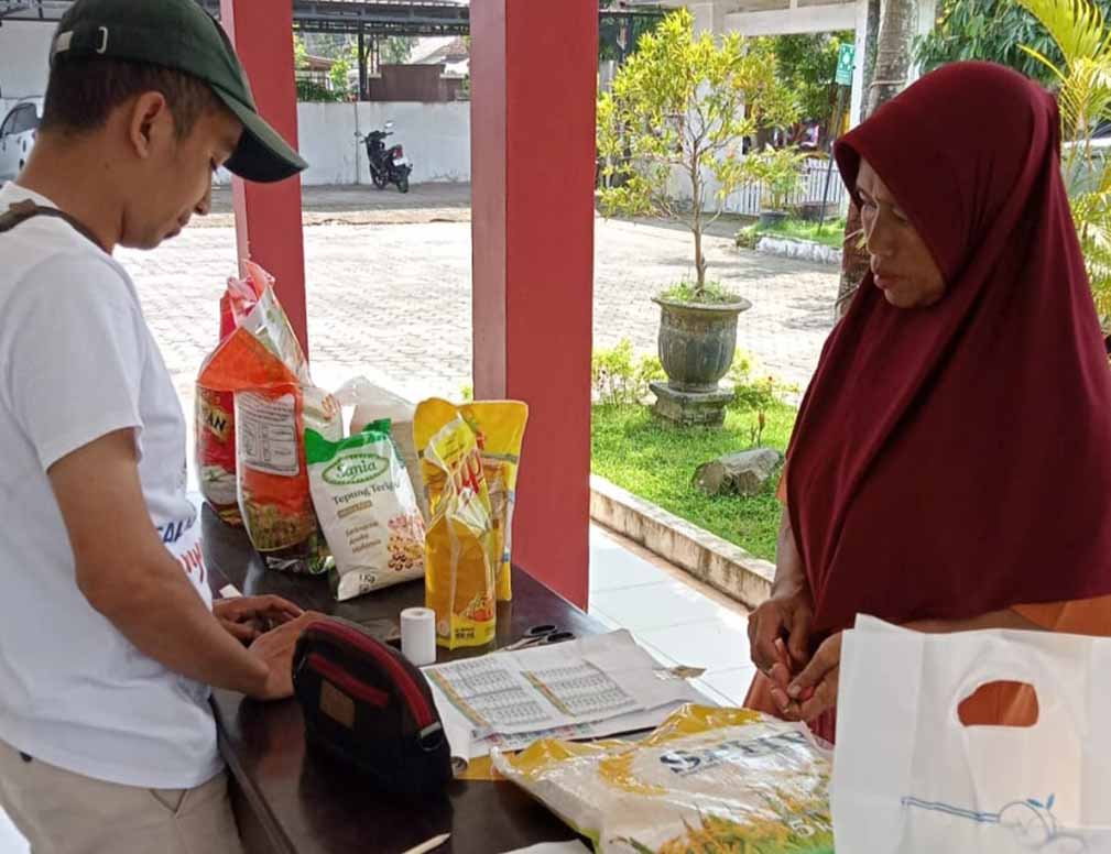 JUALAN: Operasi pasar murah yang digelar di Kantor Kecamatan Bangorejo, Senin (24/3).