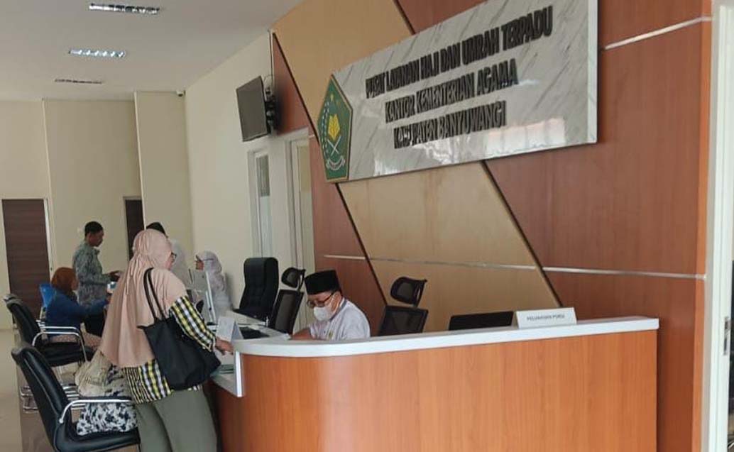 ANGIN SEGAR: Sejumlah CJH cadangan melunasi biaya haji di Kemenang Banyuwangi, Selasa (25/3).