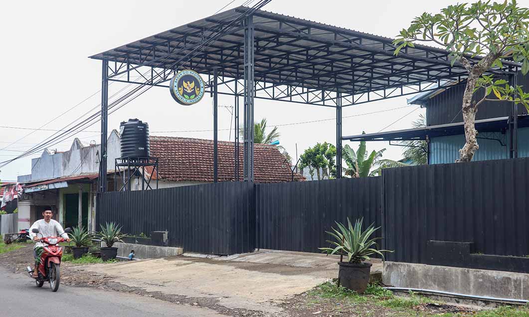 Dapur SPPG untuk program MBG yang baru selesai dibangun di lahan yang masih bermasalah di Dusun Panjen, Desa Jambewangi, Kecamatan Sempu, Senin (24/3).