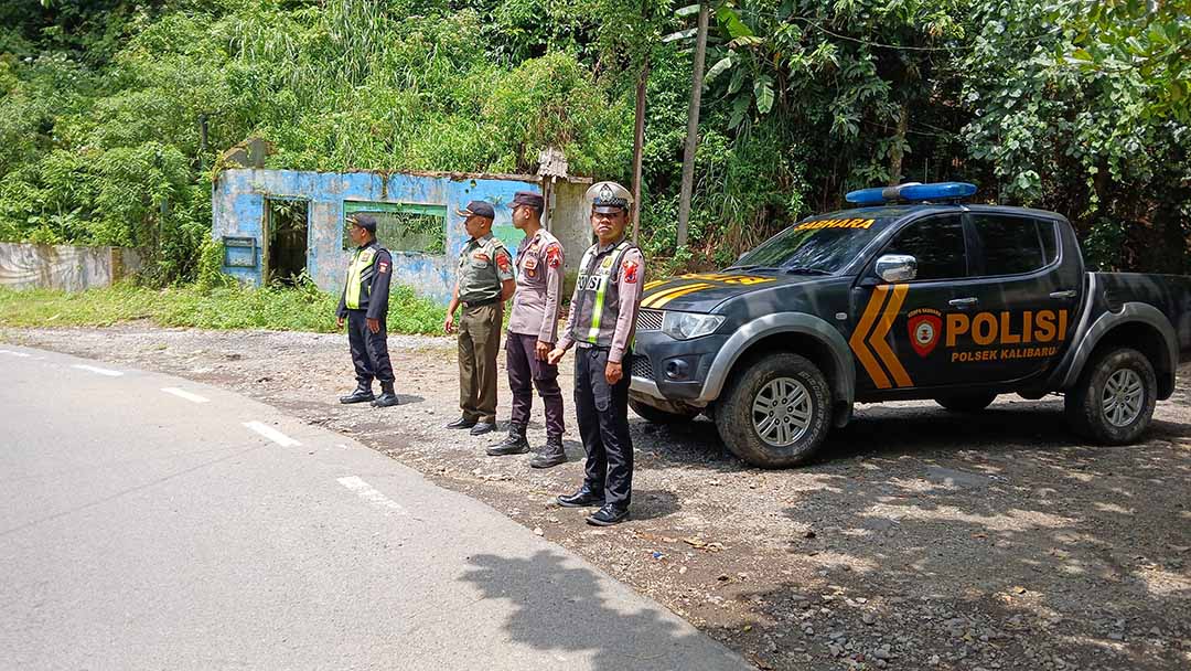 PATROLI: Anggota Unit Lantas Polsek Kalibaru standby di titik rawan macet di Jalur Gumitir Dusun Barurejo, Desa Kalibaru Manis, Kecamatan Kalibaru, Senin (24/3).
