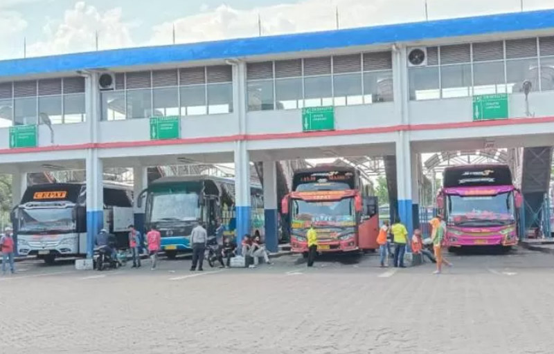 ANIMO TINGGI: Bus jurusan Denpasar ke sejumlah kota di Jawa  full booked
