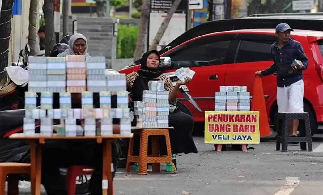 ILUSTRASI penyedia jasa penukaran uang rupiah baru di luar Bank. (Andy S &ndash; JawaPos.com)