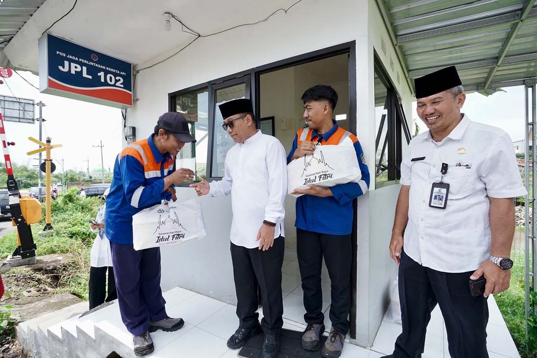 TERIMA KASIH: Wabup Mujiono menyerahkan paket sembako kepada petugas penjaga pintu perlintasan KA di Desa Labanasem, Kecamatan Kabat, Rabu (26/3).