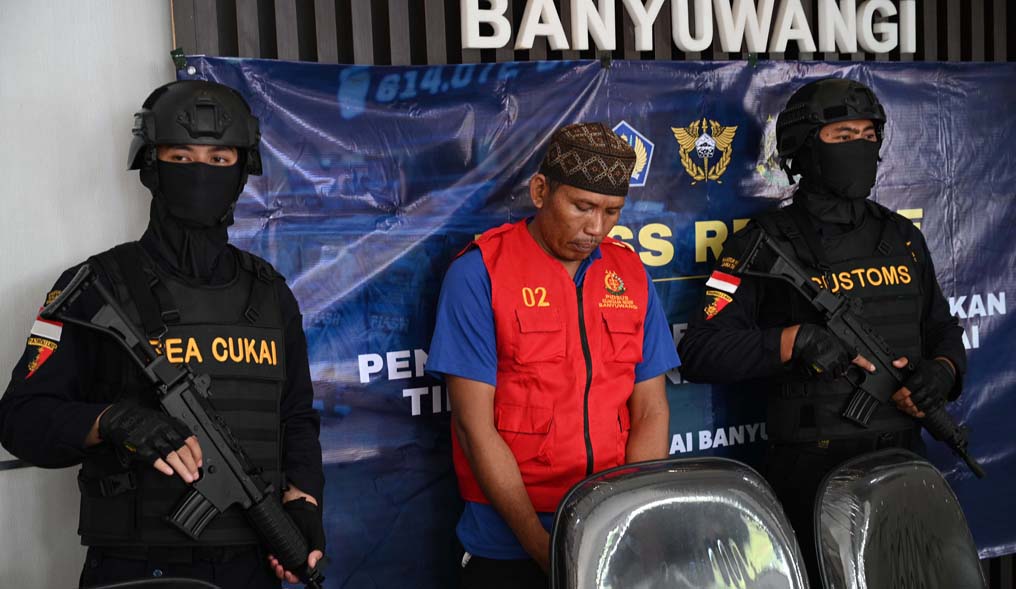 Petugas mengamankan terduga penyelundup rokok dilegal ke Bali, Rabu (26/2).