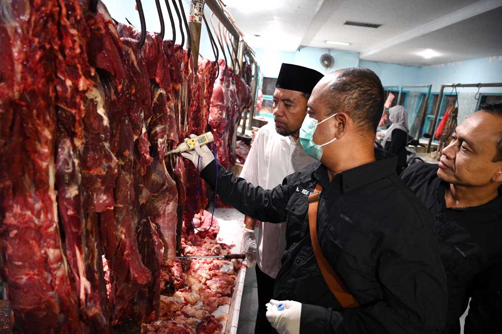AMAN DIKONSUMSI: Petugas memeriksa daging menggunakan pH meter di Pasar Blambangan, Rabu (26/3).