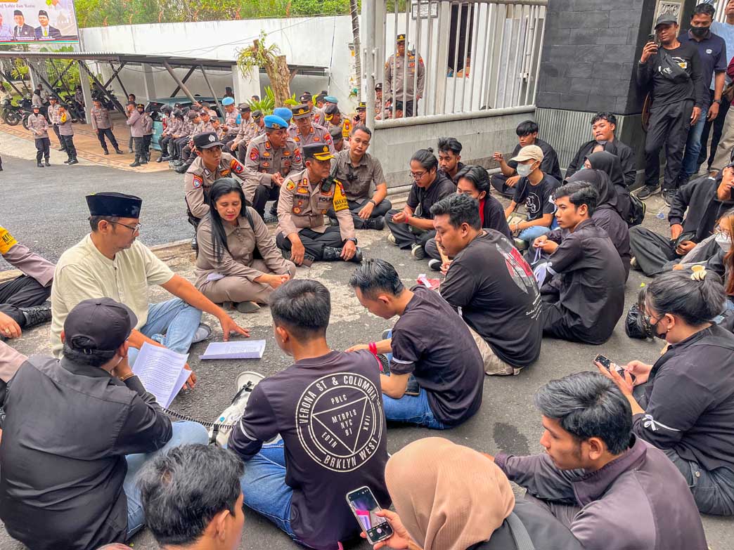 DUDUK LESEHAN: Ketua DPRD Banyuwangi Made Cahyana Negara berdialog dengan mahasiswa yang unjuk rasa menolak disahkannya UU TNI, Rabu (26/3).