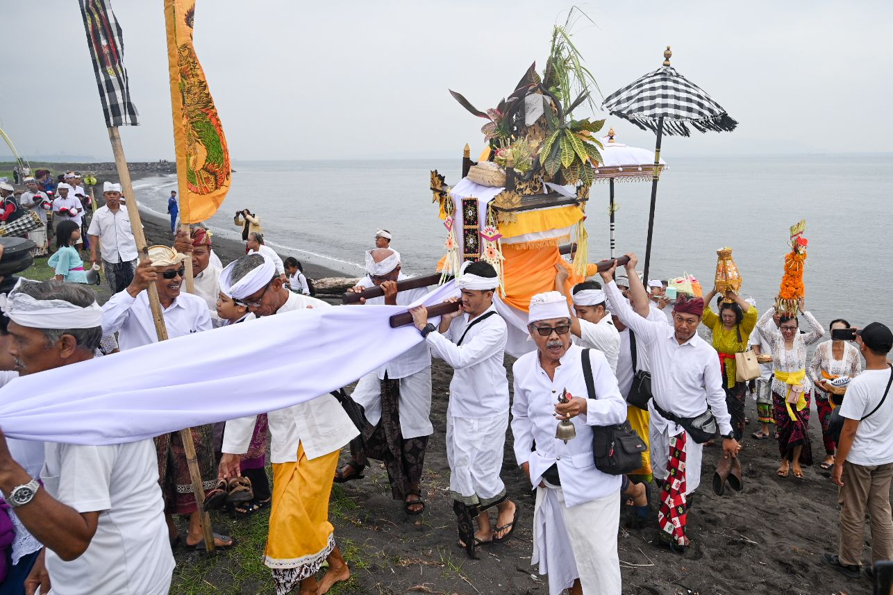 Umat Hindu dari berbagai wilayah di Banyuwangi menggelar melasti di Pantai Marina Boom, Rabu (26/3) pagi.