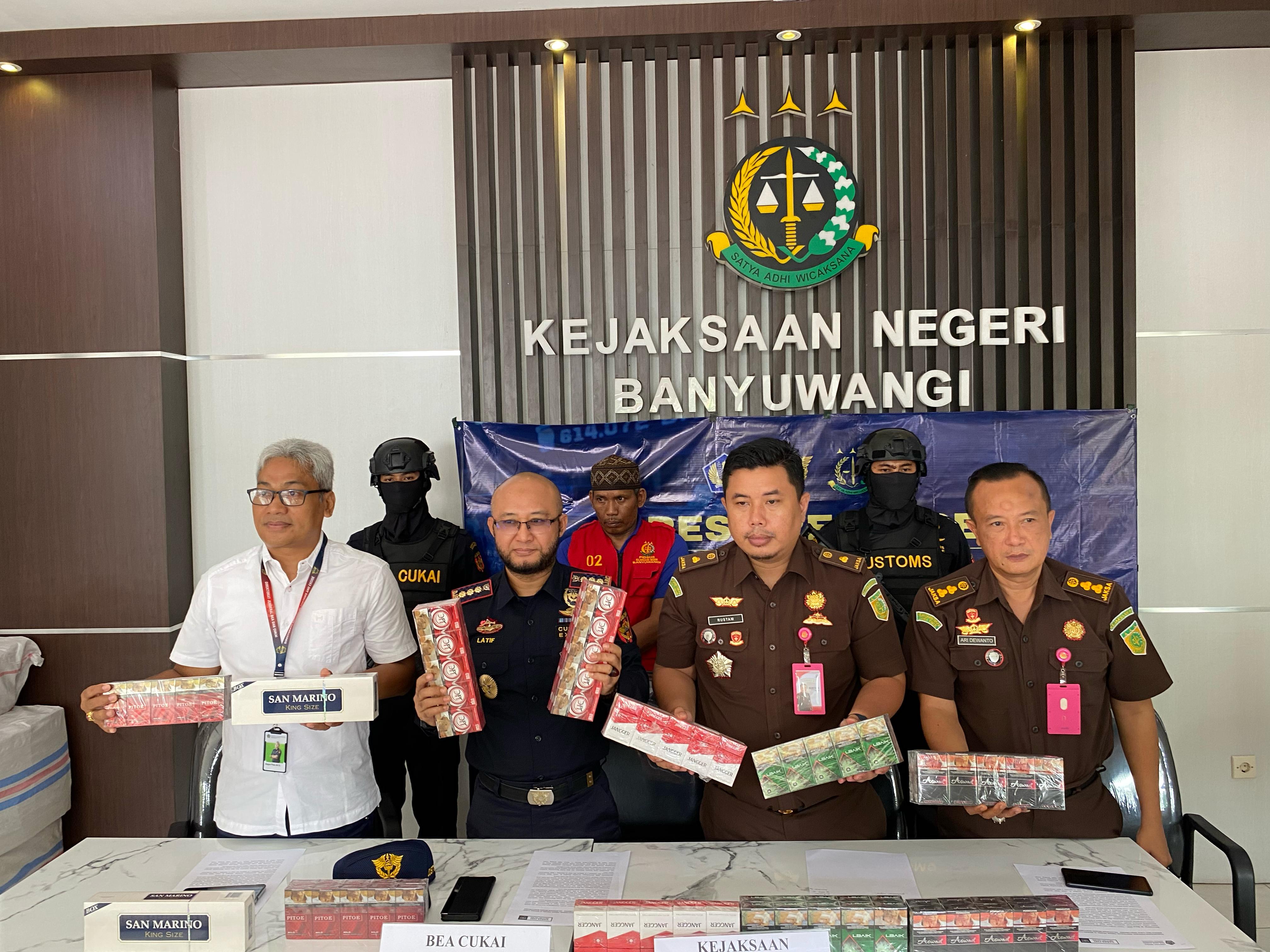 Kantor Bea Cukai Banyuwangi merilis hasil tangkapan rokok ilegal. (Fredy Rizki/Radar Banyuwangi).
