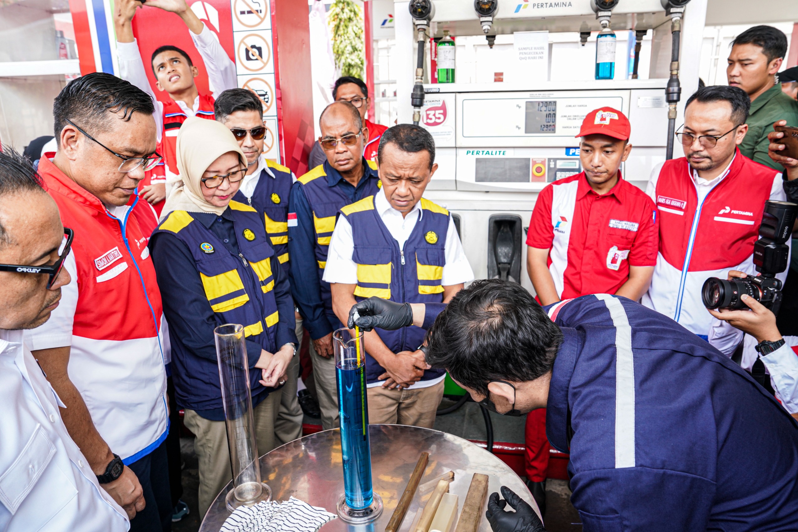Menteri ESDM, Bahlil Lahadalia ikut mengecek kualitas BBM di SPBU 51.601.77 Dr. Soetomo, Surabaya. (Humas Pertamina Patra Niaga)