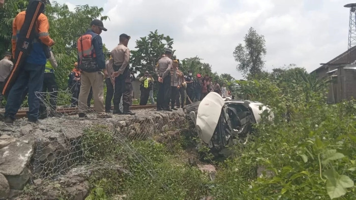 Kondisi Daihatsu Sigra yang tertemper Kereta Api Batara Kresna di perlintasan sebidang Sukoharjo, Rabu (26/3).