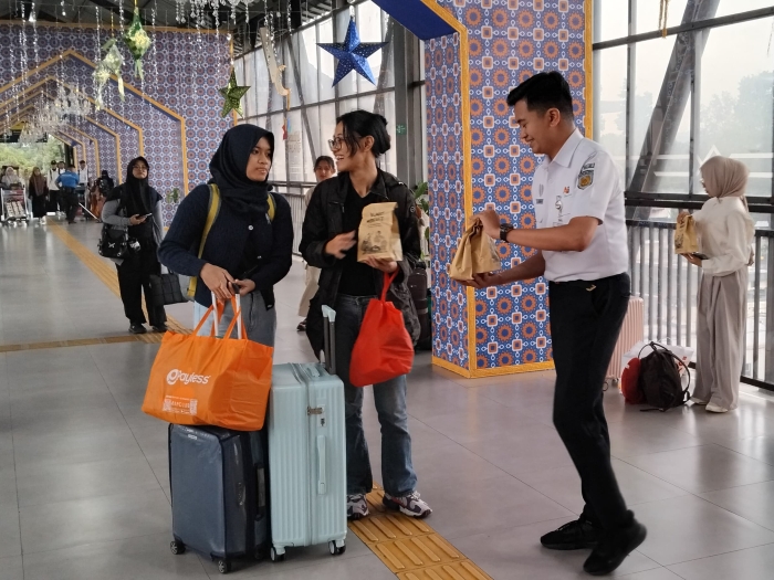 PT KAI Daop 8 Surabaya membagikan takjil gratis di Stasiun Malang, Surabaya Gubeng, dan Surabaya Pasar Turi mulai 21-30 Maret 2025.