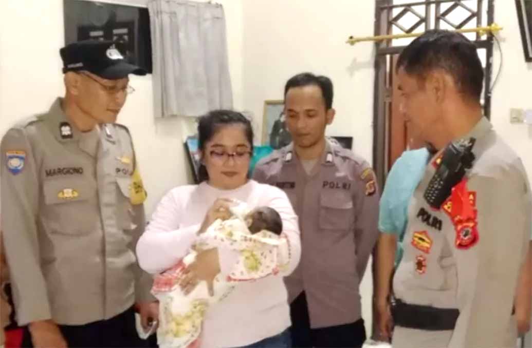 Bayi laki-laki yang ditemukan warga Mulyaharja di depan rumahnya pada Minggu (23/3/2025). (Foto: Polsek Bogor Selatan)