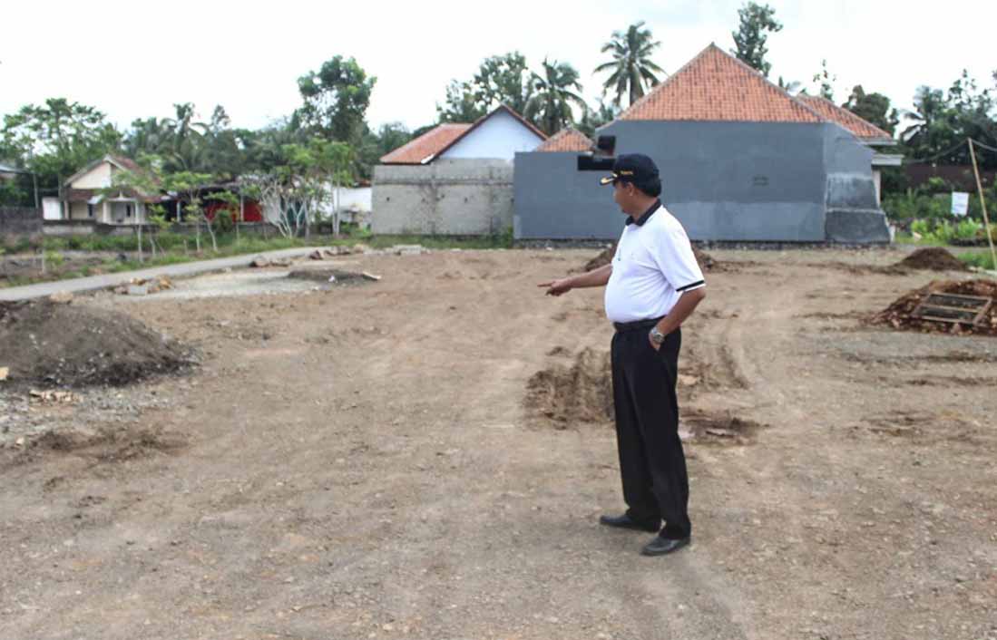 UNTUK PASAR: Kades Jambewangi Masykur saat menunjukkan lahan yang diproyeksikan jadi lokasi relokasi pasar pada Juni 2022 silam.
