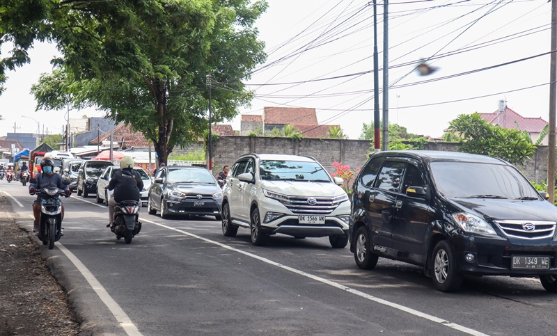 MENGULAR: Antrean kendaraan roda empat mengular dari jalan simpang empat Dusun krajan, Desa Genteng Wetan, Kecamatan Genteng sampai depan RSUD Genteng Rabu (25/3).