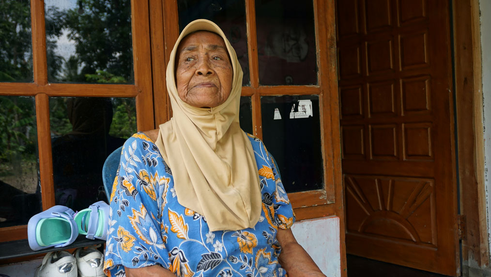 PANJANG UMUR: Lasiyem alias Mbok Ndun, dukun beranak asal Desa Kaligondo, Kecamatan Genteng, yang masih eksis hingga tahun 2025 ini.