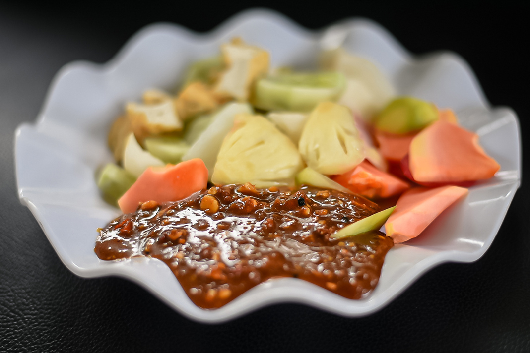 MENU SEHAT: Rujak buah diliputi sambal kacang yang merupakan sumber protein.