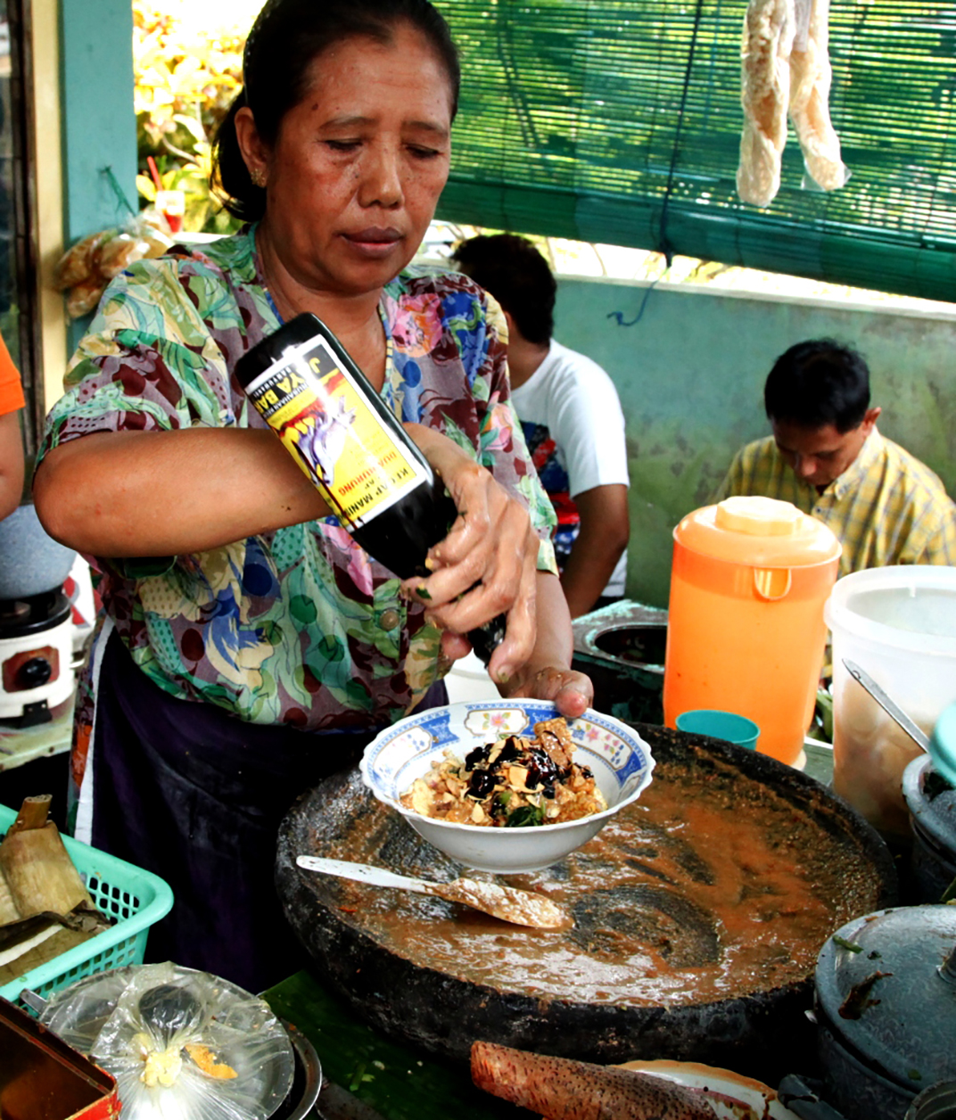 LEGACY LELUHUR: Pedagang rujak soto menggunakan cobek batu untuk menghaluskan kacang tanah.
