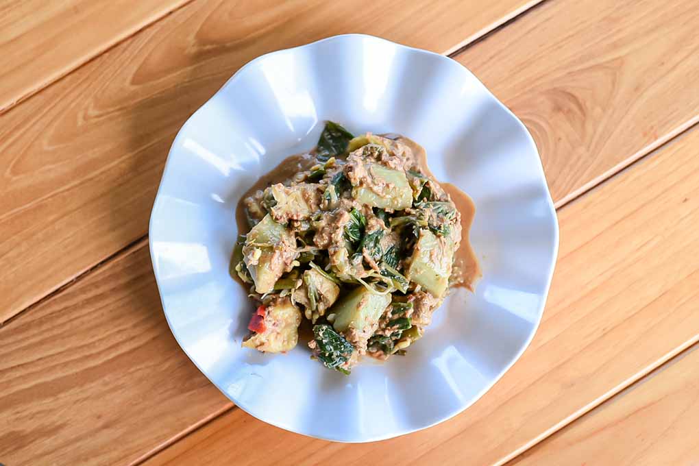 Rujak lontong dengan saus (sambal) kacang yang diulek dengan campuran pisang klutuk.