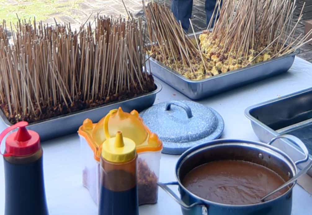 HANGAT: Sate kambing dan sate ayam yang disandingkan dengan bumbu kacang bercampur kecap manis.