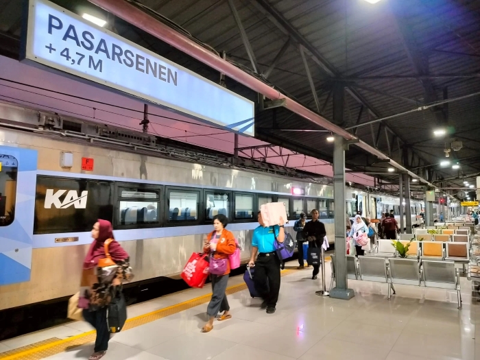 Stasiun Pasar Senen mencatat lonjakan okupansi hingga 103 persen pada H-5 Lebaran, dengan 27.969 penumpang berangkat dalam sehari.