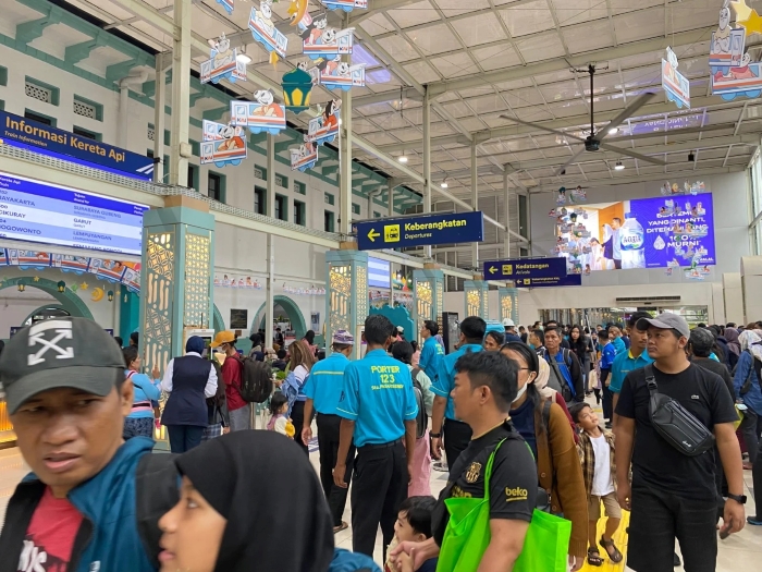 PT KAI mengimbau para calon penumpang untuk berangkat lebih awal agar tiba di stasiun tepat waktu dan tidak tertinggal kereta api.