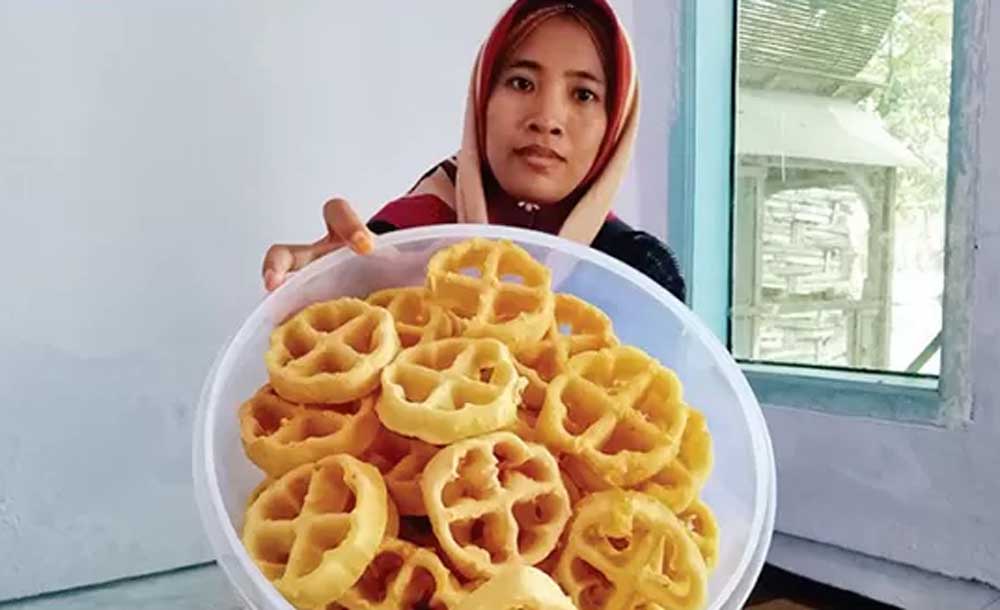 Habiba menunjukan kue matahari buatannya. (Foto: Mukhamad Rosyidi/Jawa Pos Radar Bromo)