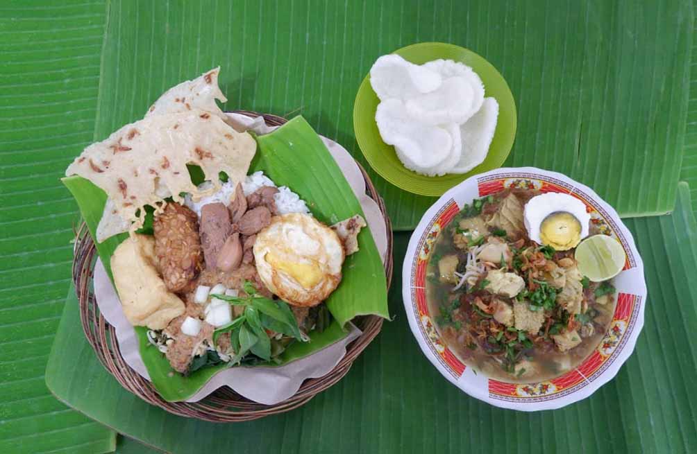 SEHAT: Menu pecel yang sangat identik dengan aneka sayur hijau sambal kacang.