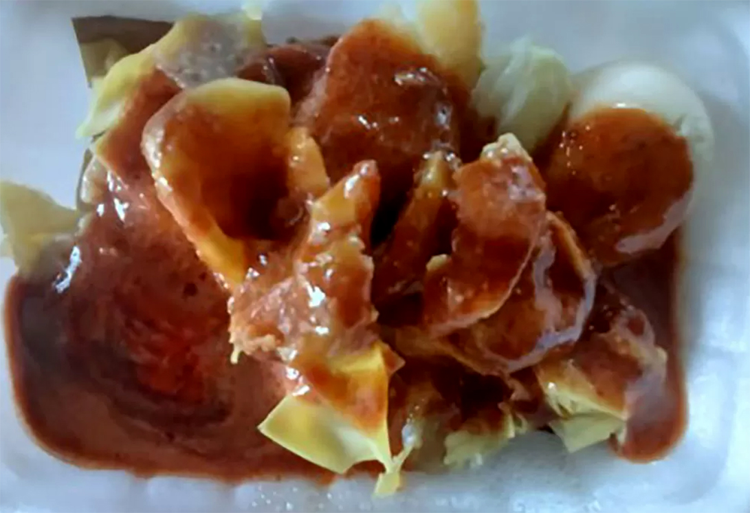 DIKUKUS: Menu siomay sangat familiar dengan siraman saus dari bahan utama kacang tanah. (Bayu Saksono/Radar Banyuwangi)