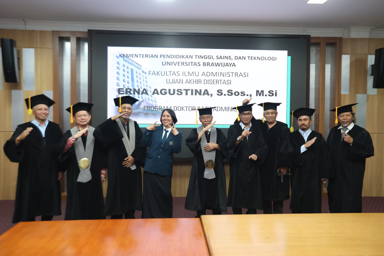 FOTO BARENG: Erna Agustina berfoto bersama dengan tim penguji usai dinyatakan lulus dalam ujian disertasi di RA22 FIA UB Malang pada Jumat (21/3).