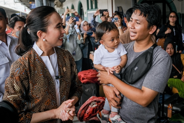 Menpar Widiyanti Putri Wardhana melakukan kunjungan ke Stasiun Pasar Senen.