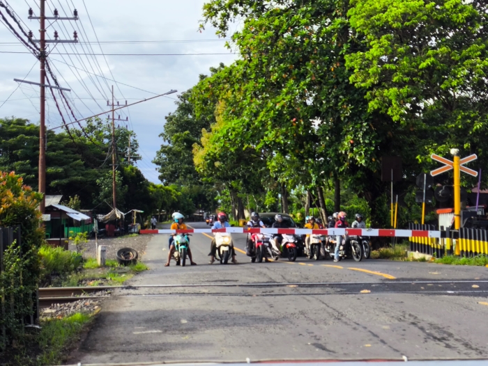 PT KAI mengingatkan para pemudik yang menggunakan kendaraan bermotor untuk selalu disiplin dan mematuhi aturan di perlintasan sebidang.