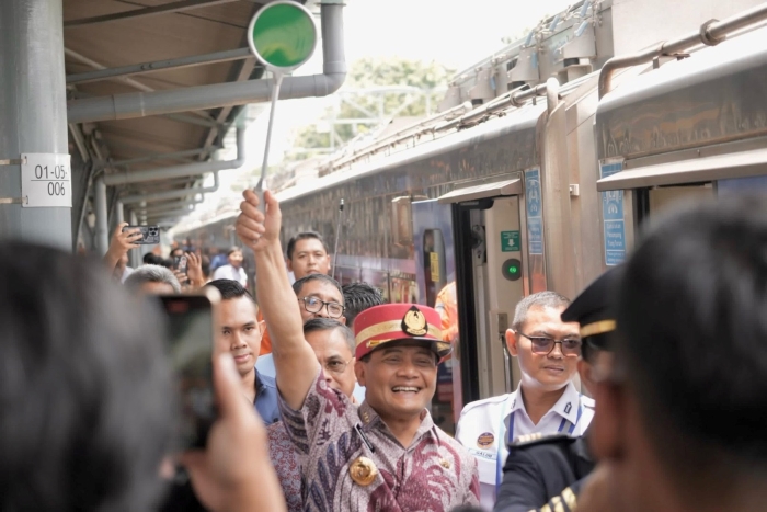 Gubernur Jawa Tengah, Ahmad Luthfi, secara resmi melepas ribuan pemudik dalam program Mudik Gratis Lebaran 2025 di Stasiun Pasar Senen.