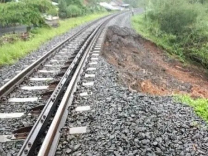 Gangguan perjalanan kembali terjadi di jalur selatan setelah gogosan (longsoran tanah) menutup lintasan antara Stasiun Ciamis dan Stasiun Manonjaya pada Jumat (28/3) pukul 15.50 WIB.