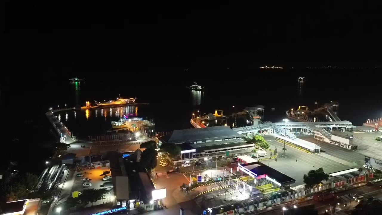 LENGANG: Suasana Pelabuhan Ketapang Banyuwangi usai penutupan yang dilakukan pukul 17.00 WIB