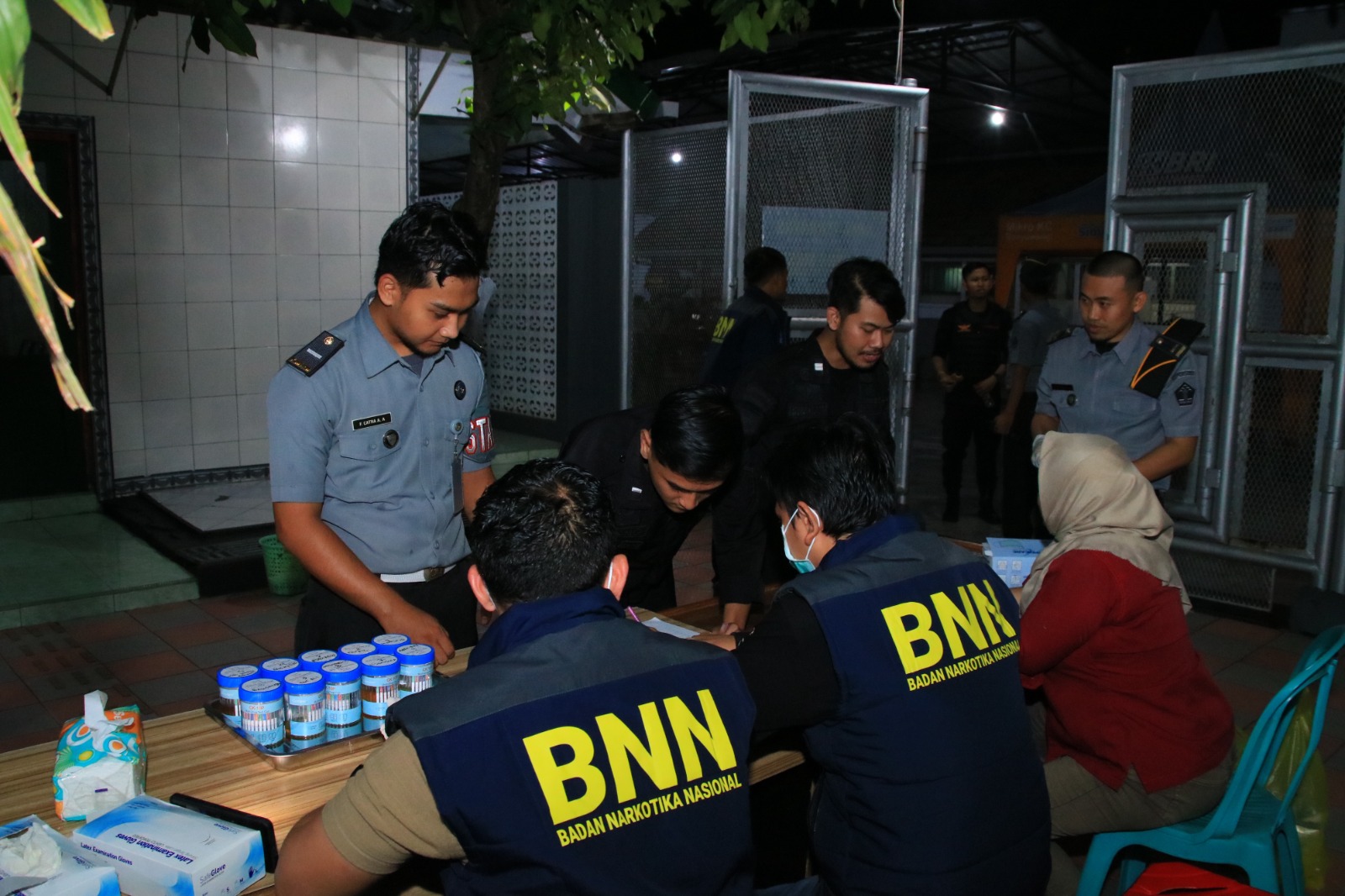 Penggeledahan kamar Napi Lapas melibatkan unsur TNI dari Kodim 0825 Banyuwangi, Polresta Banyuwangi, dan BNN
